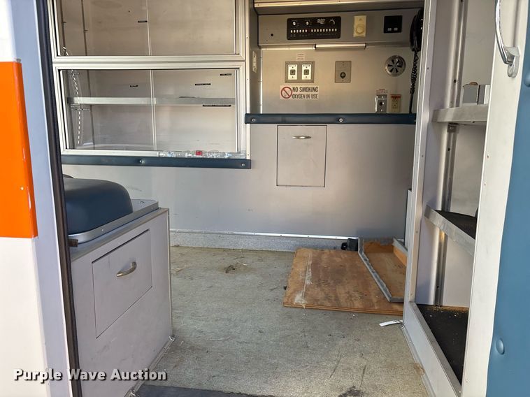 image for item EY9919 1997 Ford E350 ambulance