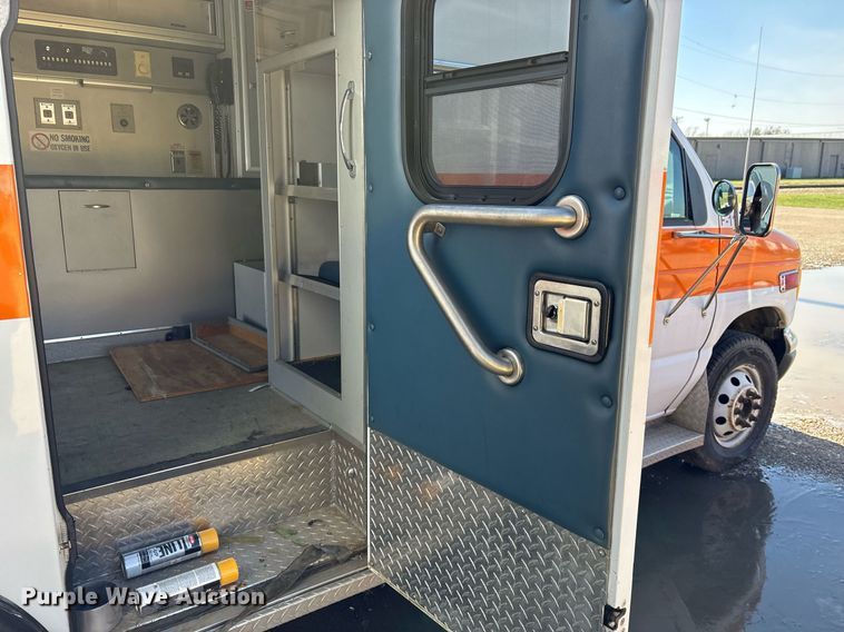 image for item EY9919 1997 Ford E350 ambulance