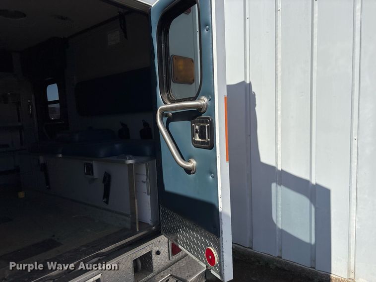 image for item EY9919 1997 Ford E350 ambulance