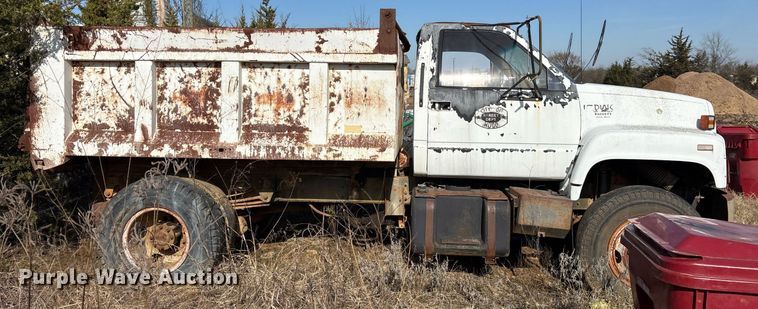 image for item EY9927 1990 Chevrolet dump truck