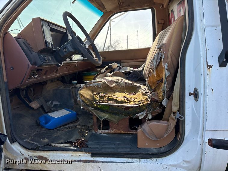 image for item EY9927 1990 Chevrolet dump truck