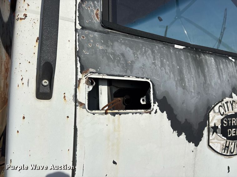 image for item EY9927 1990 Chevrolet dump truck