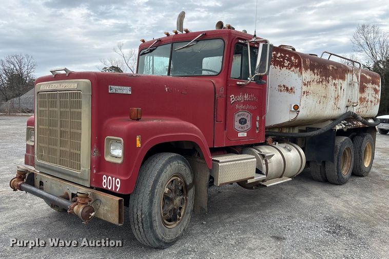 image for item EY9939 1983 International 4300 water truck