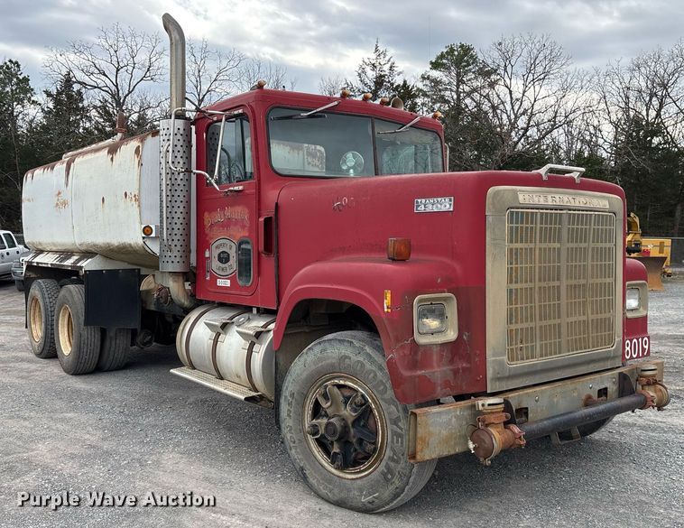 image for item EY9939 1983 International 4300 water truck