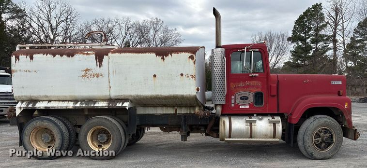 image for item EY9939 1983 International 4300 water truck