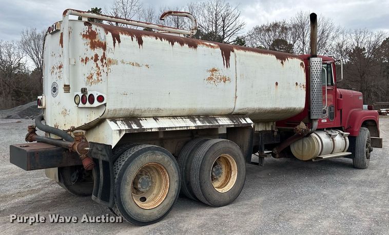 image for item EY9939 1983 International 4300 water truck