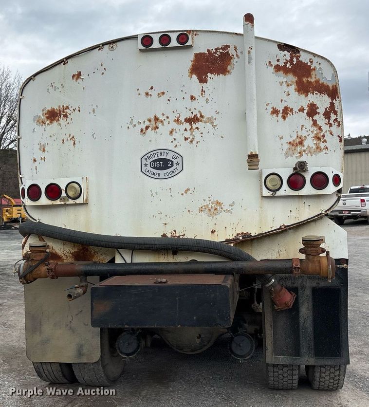 image for item EY9939 1983 International 4300 water truck