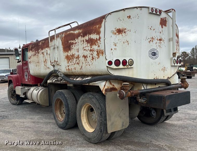 image for item EY9939 1983 International 4300 water truck
