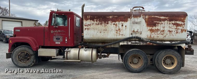 image for item EY9939 1983 International 4300 water truck