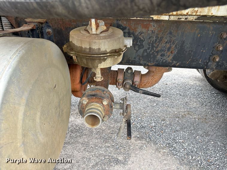 image for item EY9939 1983 International 4300 water truck