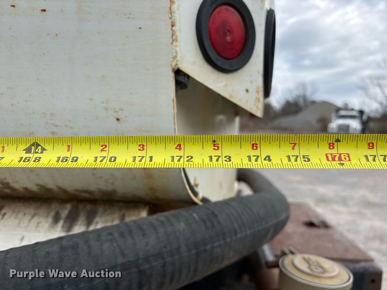 image for item EY9939 1983 International 4300 water truck