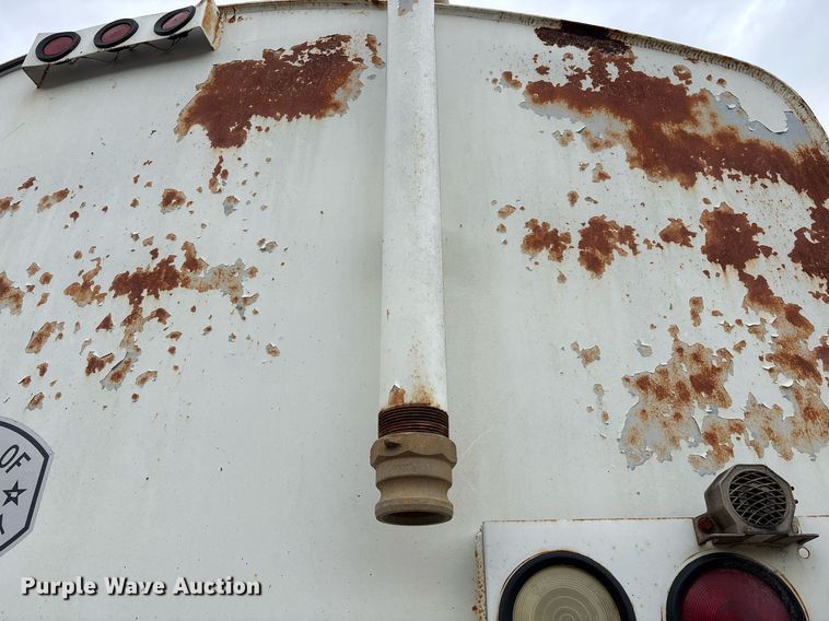 image for item EY9939 1983 International 4300 water truck