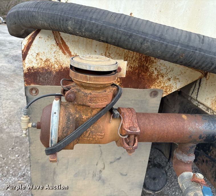 image for item EY9939 1983 International 4300 water truck