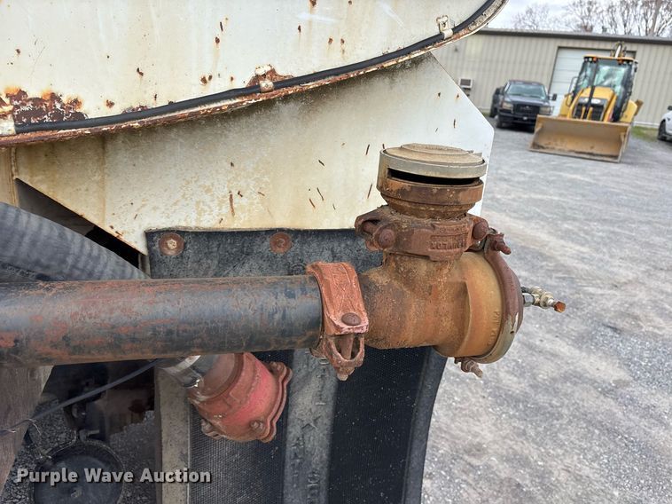 image for item EY9939 1983 International 4300 water truck