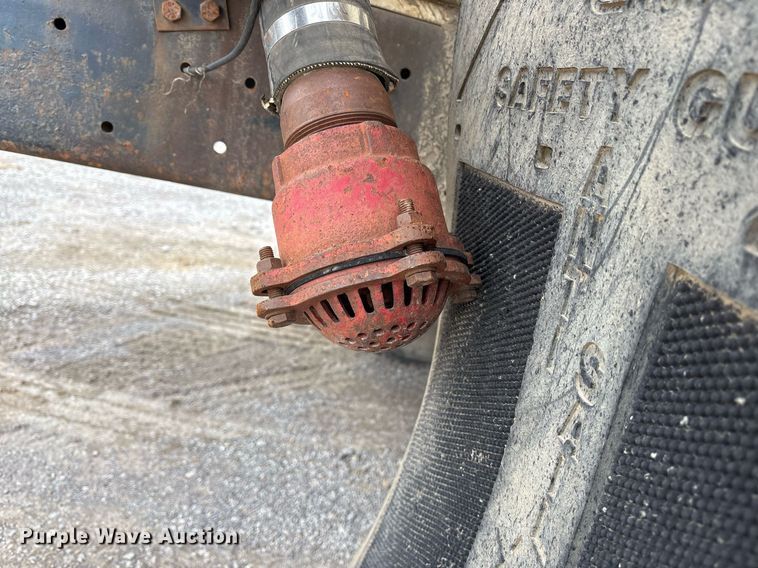 image for item EY9939 1983 International 4300 water truck