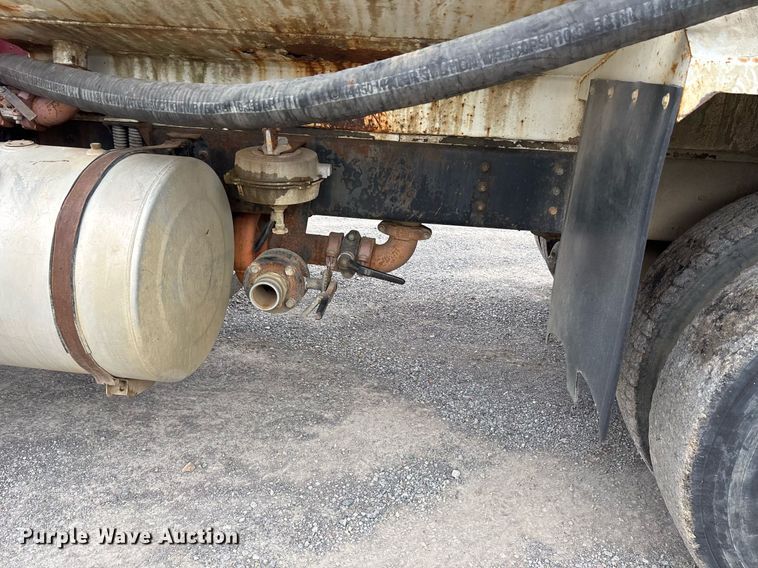 image for item EY9939 1983 International 4300 water truck