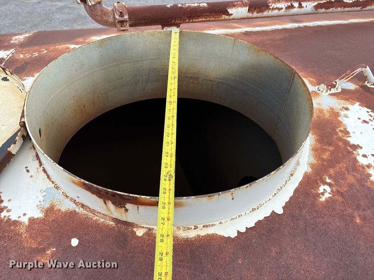 image for item EY9939 1983 International 4300 water truck