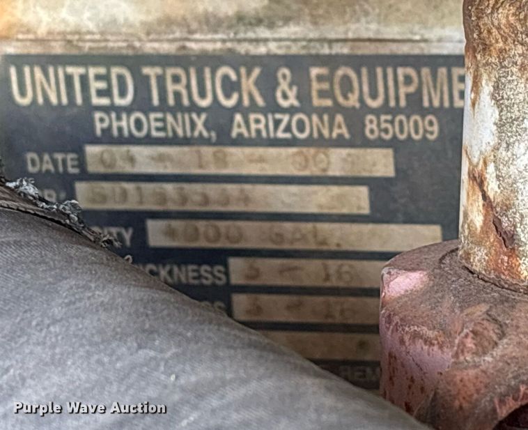 image for item EY9939 1983 International 4300 water truck