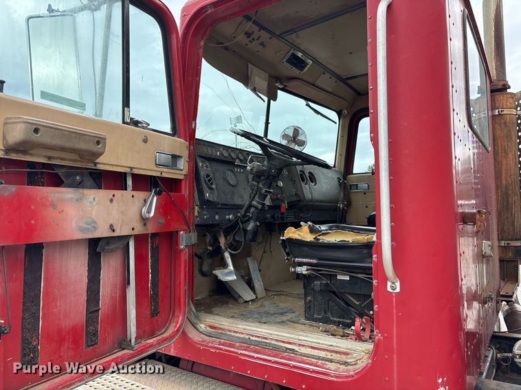 image for item EY9939 1983 International 4300 water truck