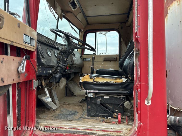 image for item EY9939 1983 International 4300 water truck