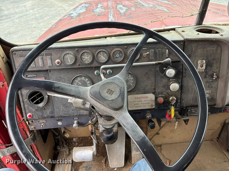 image for item EY9939 1983 International 4300 water truck