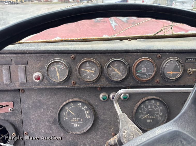 image for item EY9939 1983 International 4300 water truck