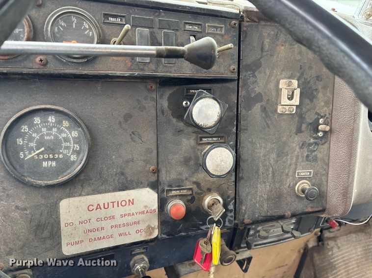 image for item EY9939 1983 International 4300 water truck