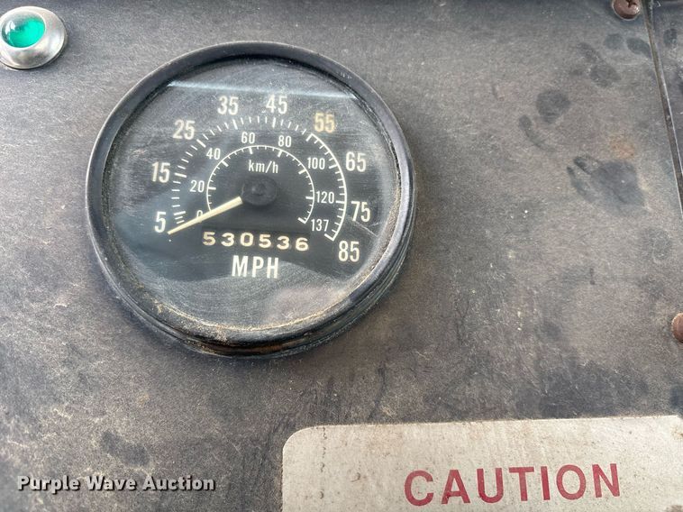 image for item EY9939 1983 International 4300 water truck