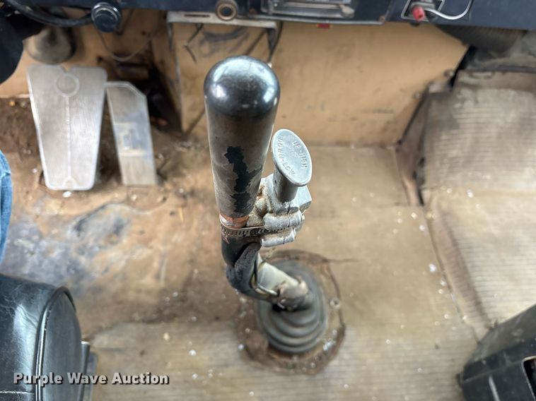 image for item EY9939 1983 International 4300 water truck