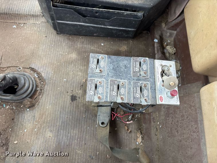 image for item EY9939 1983 International 4300 water truck