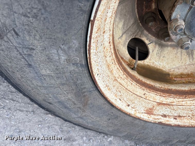 image for item EY9939 1983 International 4300 water truck