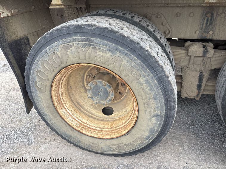 image for item EY9939 1983 International 4300 water truck