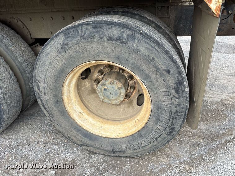 image for item EY9939 1983 International 4300 water truck