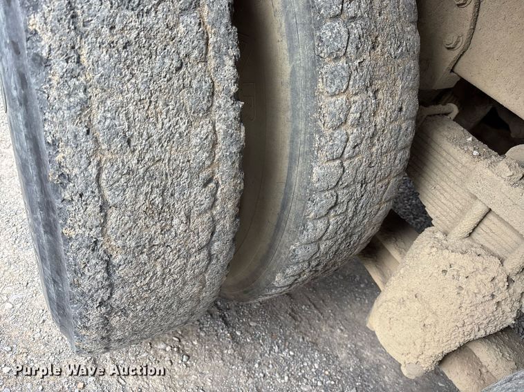 image for item EY9939 1983 International 4300 water truck