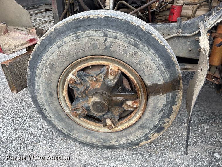 image for item EY9939 1983 International 4300 water truck