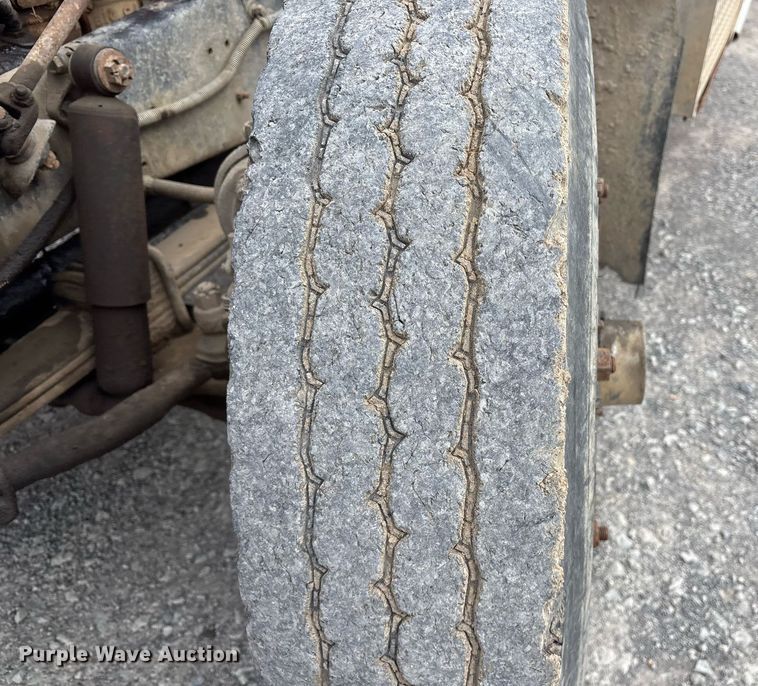 image for item EY9939 1983 International 4300 water truck