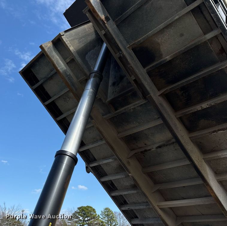 image for item EY9940 2007 Sterling L8500 dump truck