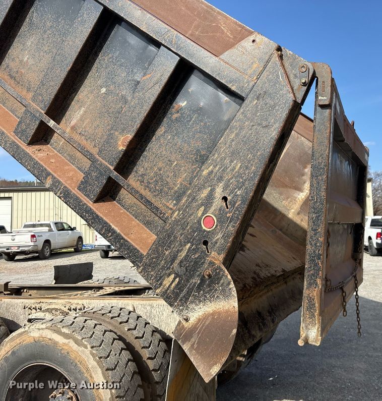 image for item EY9940 2007 Sterling L8500 dump truck