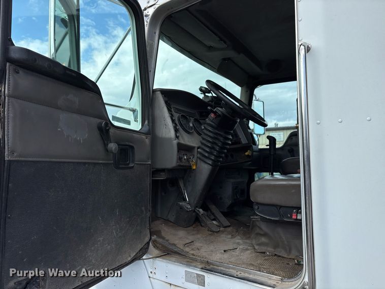 image for item EY9941 2005 Kenworth T300 dump truck