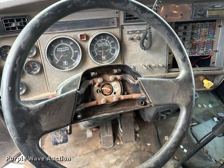 image for item EY9941 2005 Kenworth T300 dump truck