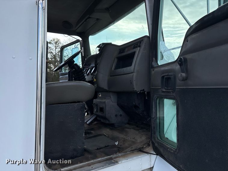 image for item EY9941 2005 Kenworth T300 dump truck