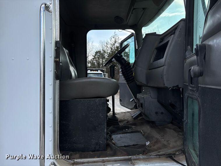 image for item EY9941 2005 Kenworth T300 dump truck