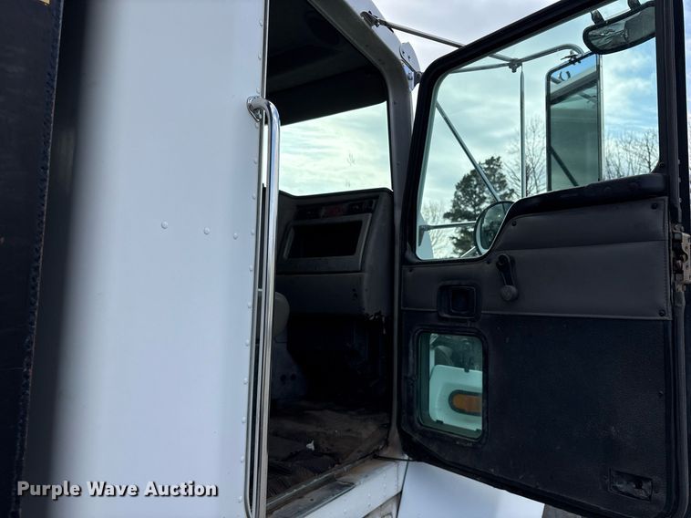 image for item EY9941 2005 Kenworth T300 dump truck