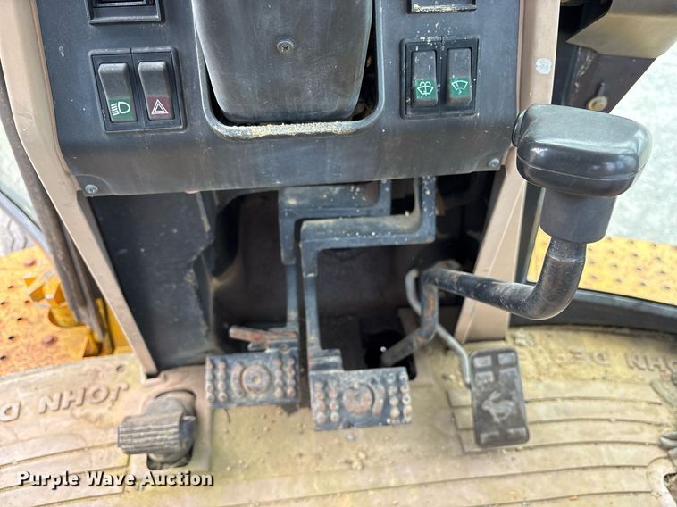 image for item EY9942 1992 John Deere 310D backhoe