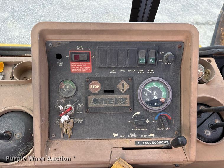 image for item EY9942 1992 John Deere 310D backhoe