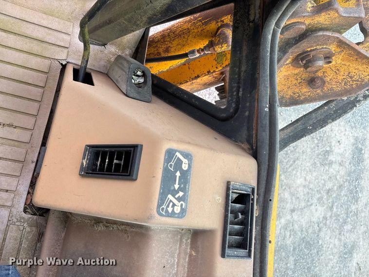 image for item EY9942 1992 John Deere 310D backhoe