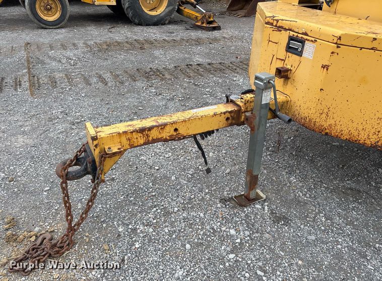 image for item EY9944 1999 Vermeer BC1800A wood chipper