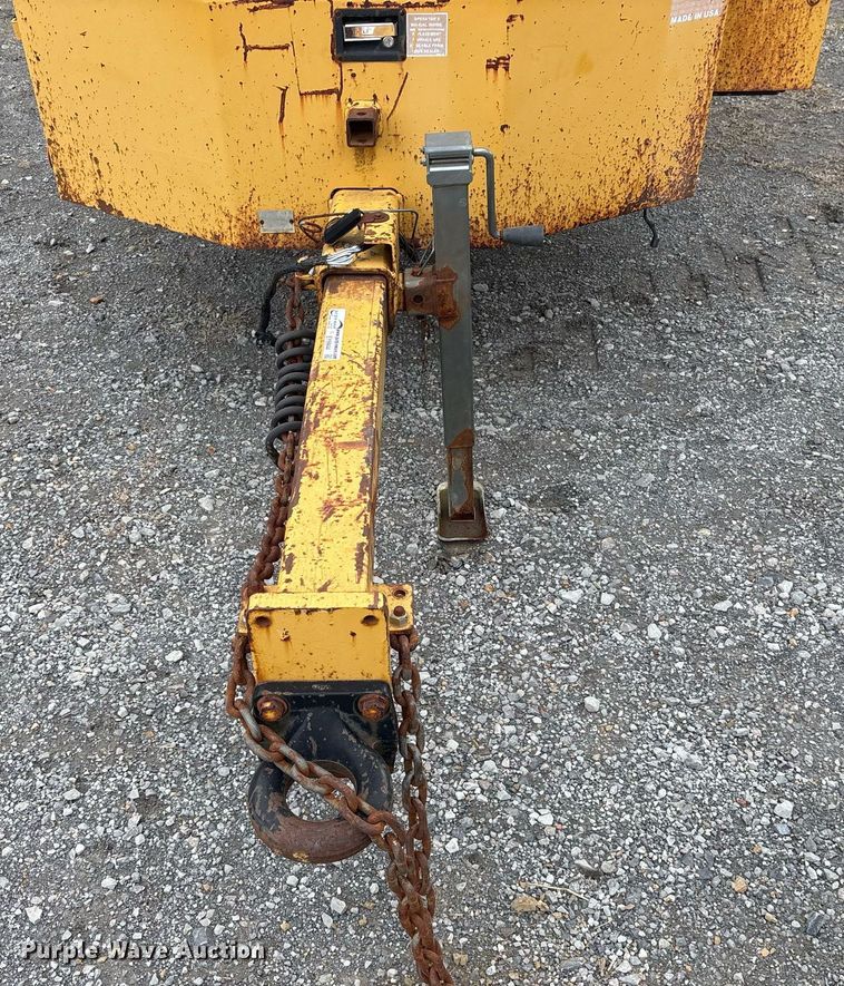 image for item EY9944 1999 Vermeer BC1800A wood chipper