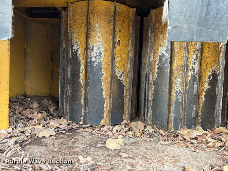 image for item EY9944 1999 Vermeer BC1800A wood chipper