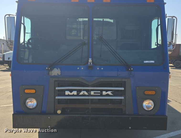 image for item NI9489 2014 Mack LE600 refuse truck